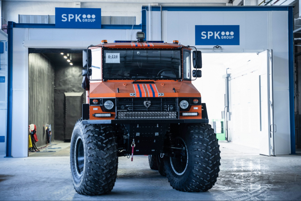 покраска спецтехники в окрасочной камере.jpg